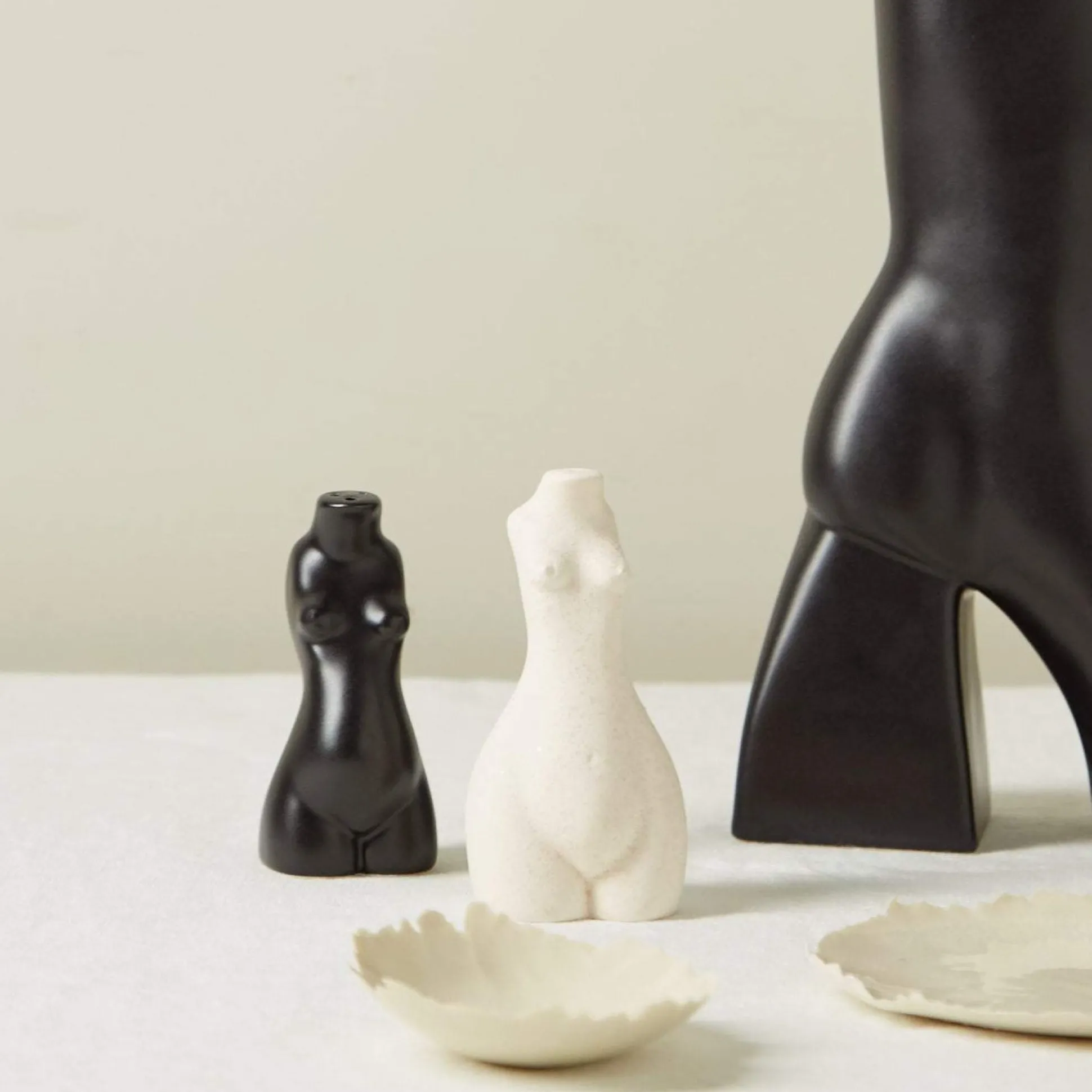 Paire De Salieres Et Poivrieres Pour Le Corps (Beige, Noir)