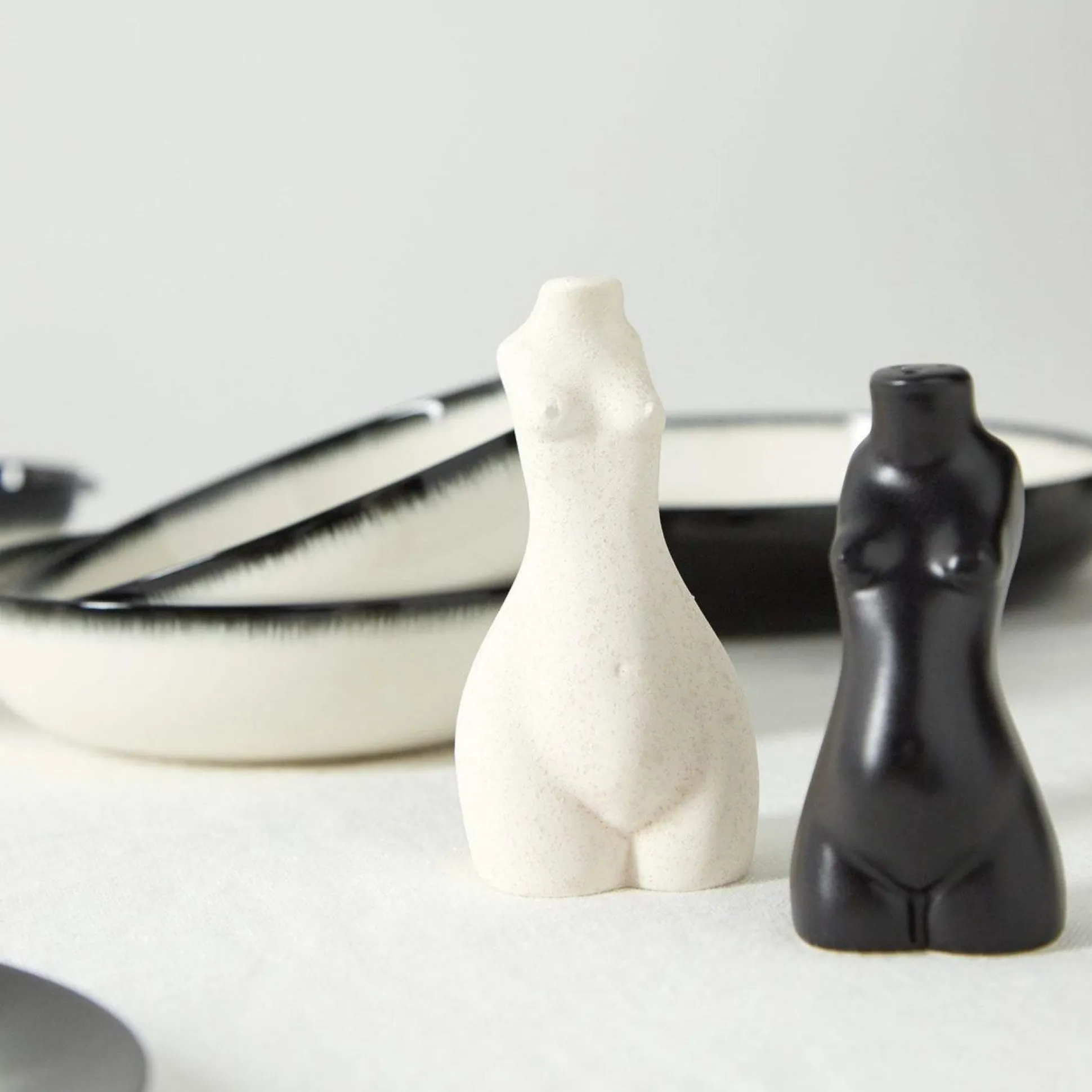 Paire De Salieres Et Poivrieres Pour Le Corps (Beige, Noir)